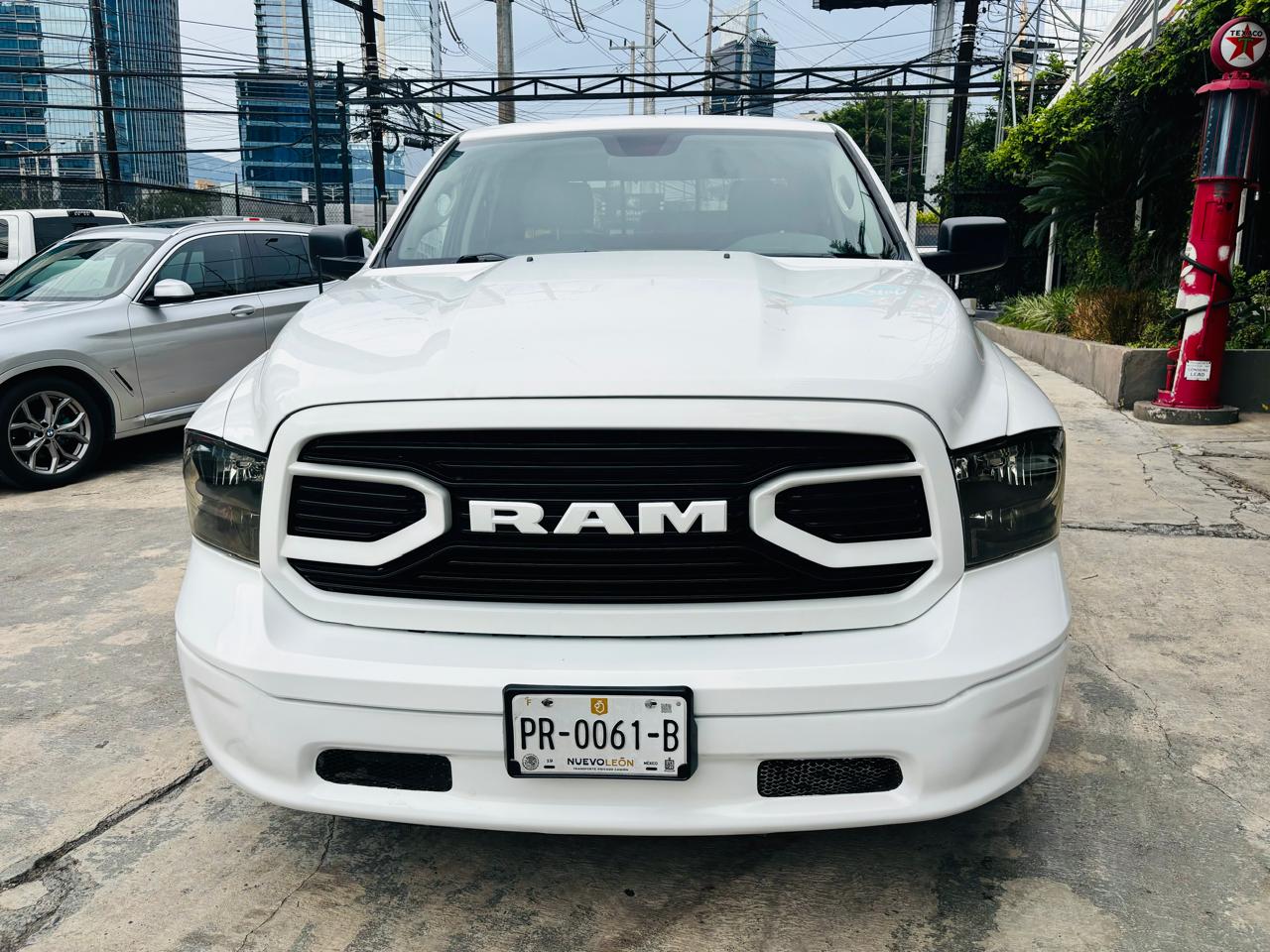 Parrilla frontal Dodge RAM SLT 2019 imponente