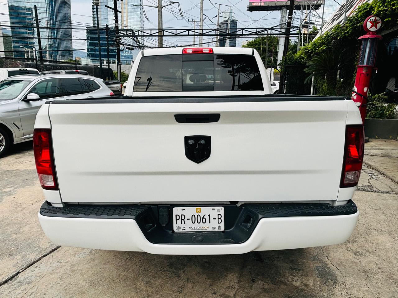 Vista trasera Dodge RAM SLT 2019 pickup seminueva