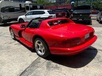 Vista del costado izquierdo del dodge viper 1994 color rojo