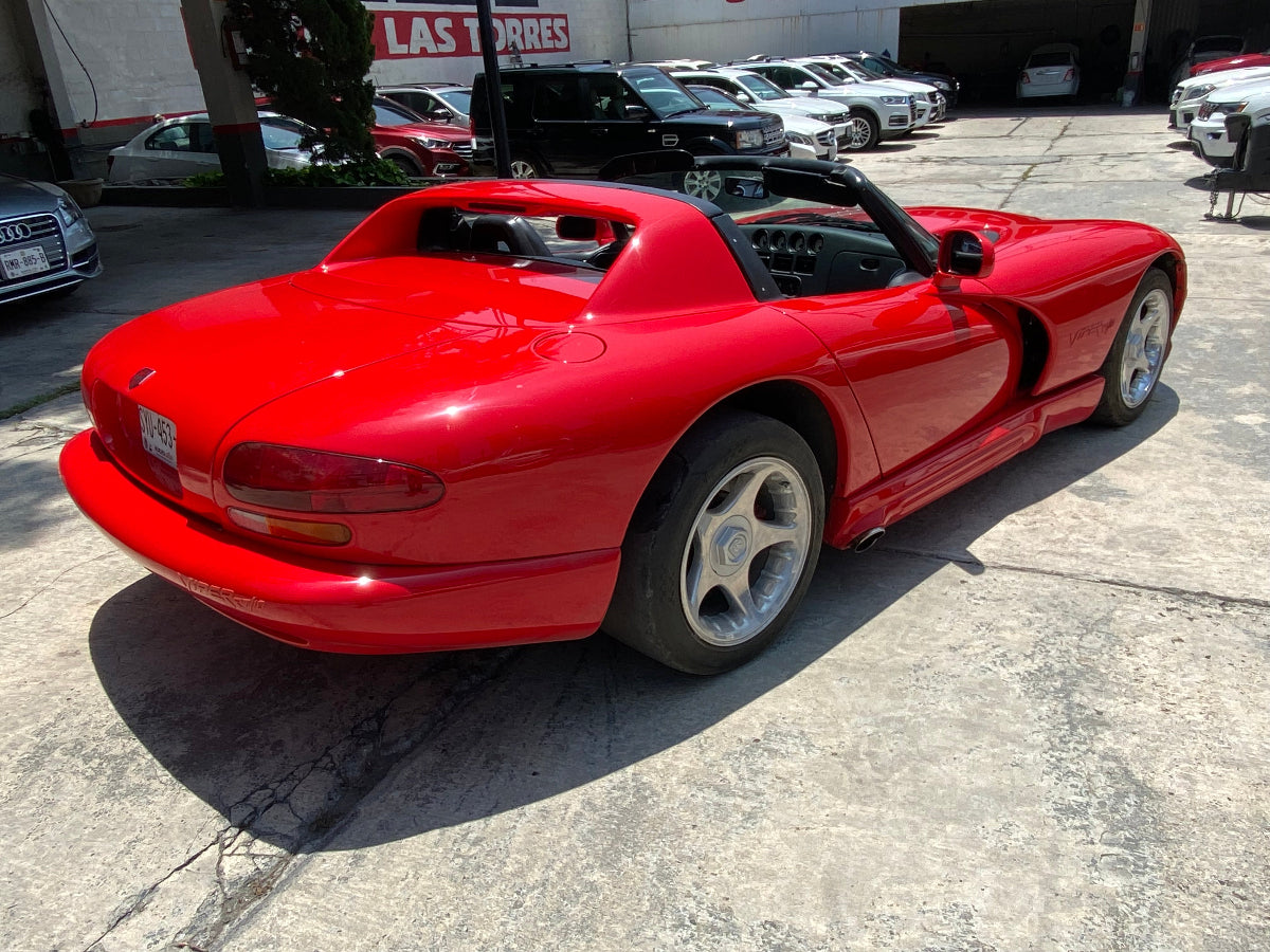 Vista del costado trasero derecho del dodge viper1994 color rojo