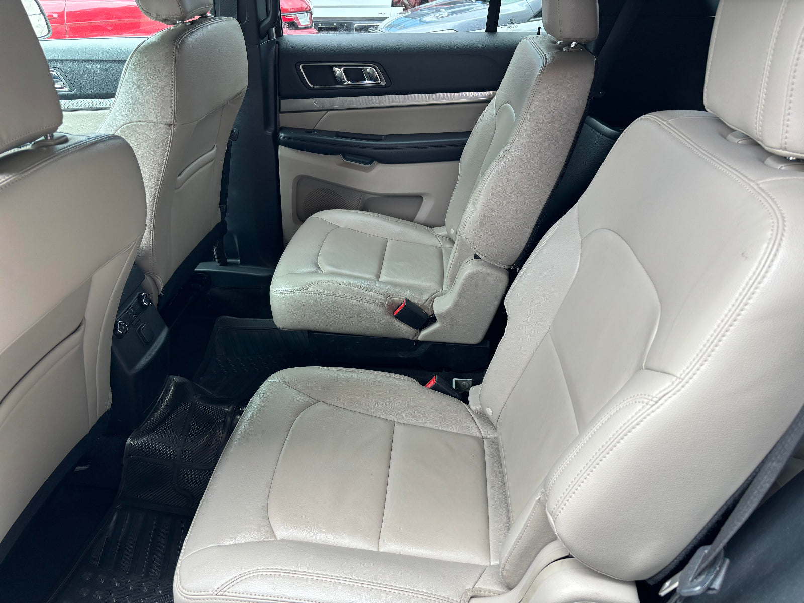 Asientos traseros en piel Ford Explorer XLT 2018