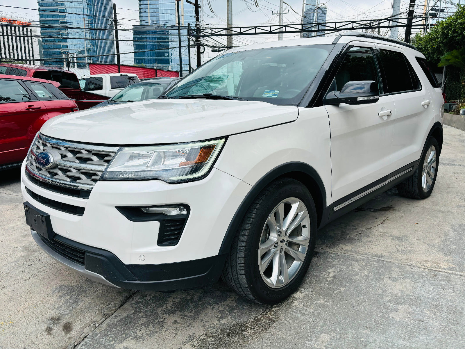 Rines deportivos y faros Ford Explorer XLT 2018