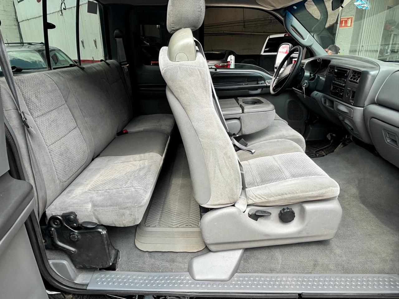 Ford F-250 XLT 2004 Super Duty – asientos tapizados en tela del lado izquierdo