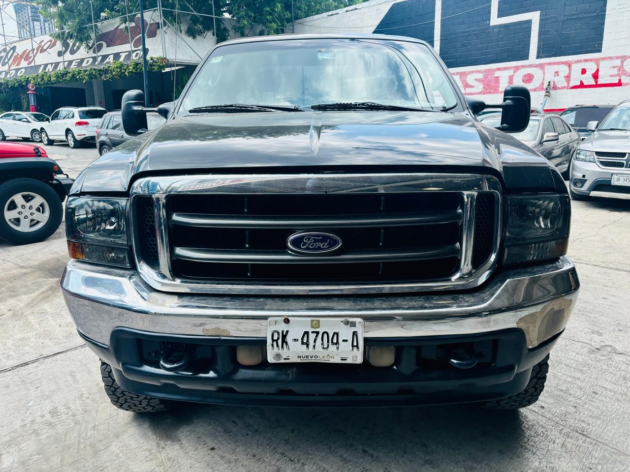 Ford F-250 XLT 2004 Super Duty color negro – vista frontal del vehículo