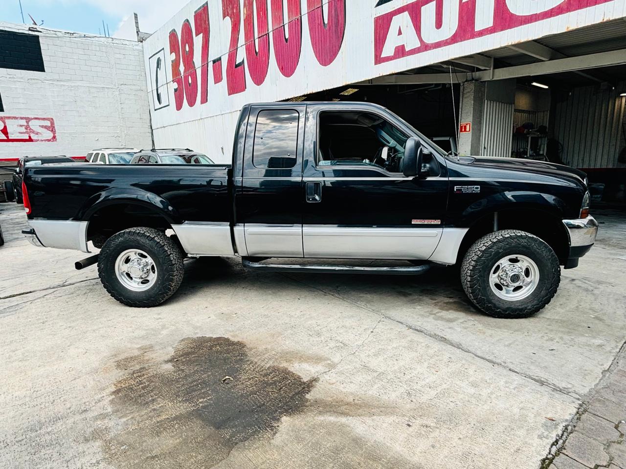 Ford F-250 XLT 2004 Super Duty color negro – vista lateral derecha (lado del copiloto)