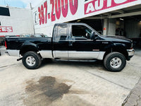Ford F-250 XLT 2004 Super Duty color negro – vista lateral derecha (lado del copiloto)