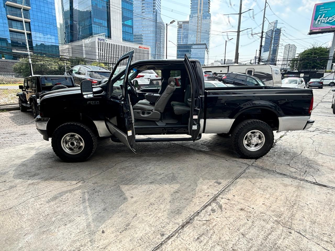 Ford F-250 XLT 2004 Super Duty – vista de la puerta del conductor abierta.
