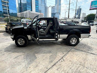 Ford F-250 XLT 2004 Super Duty – vista de la puerta del conductor abierta.
