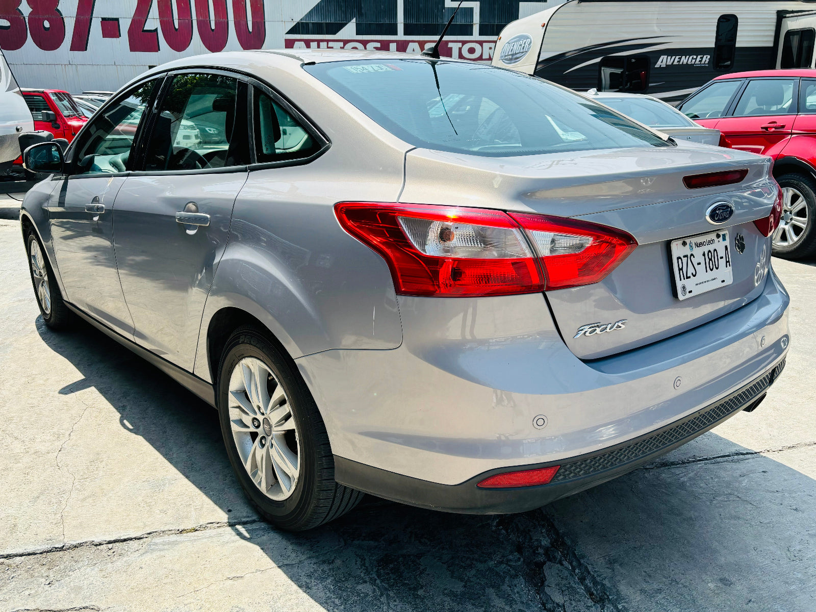 Vista lateral y faros traseros del Ford Focus Trend 2014