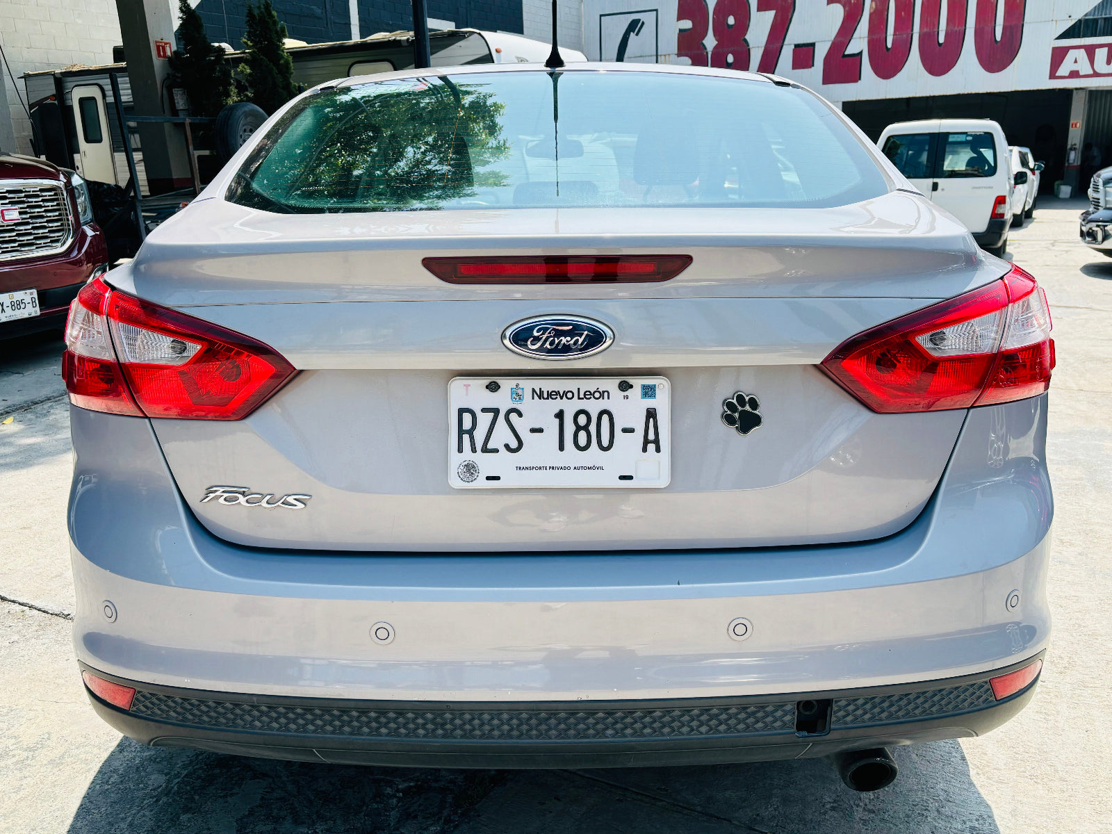 Vista trasera del Ford Focus 2014 sedan