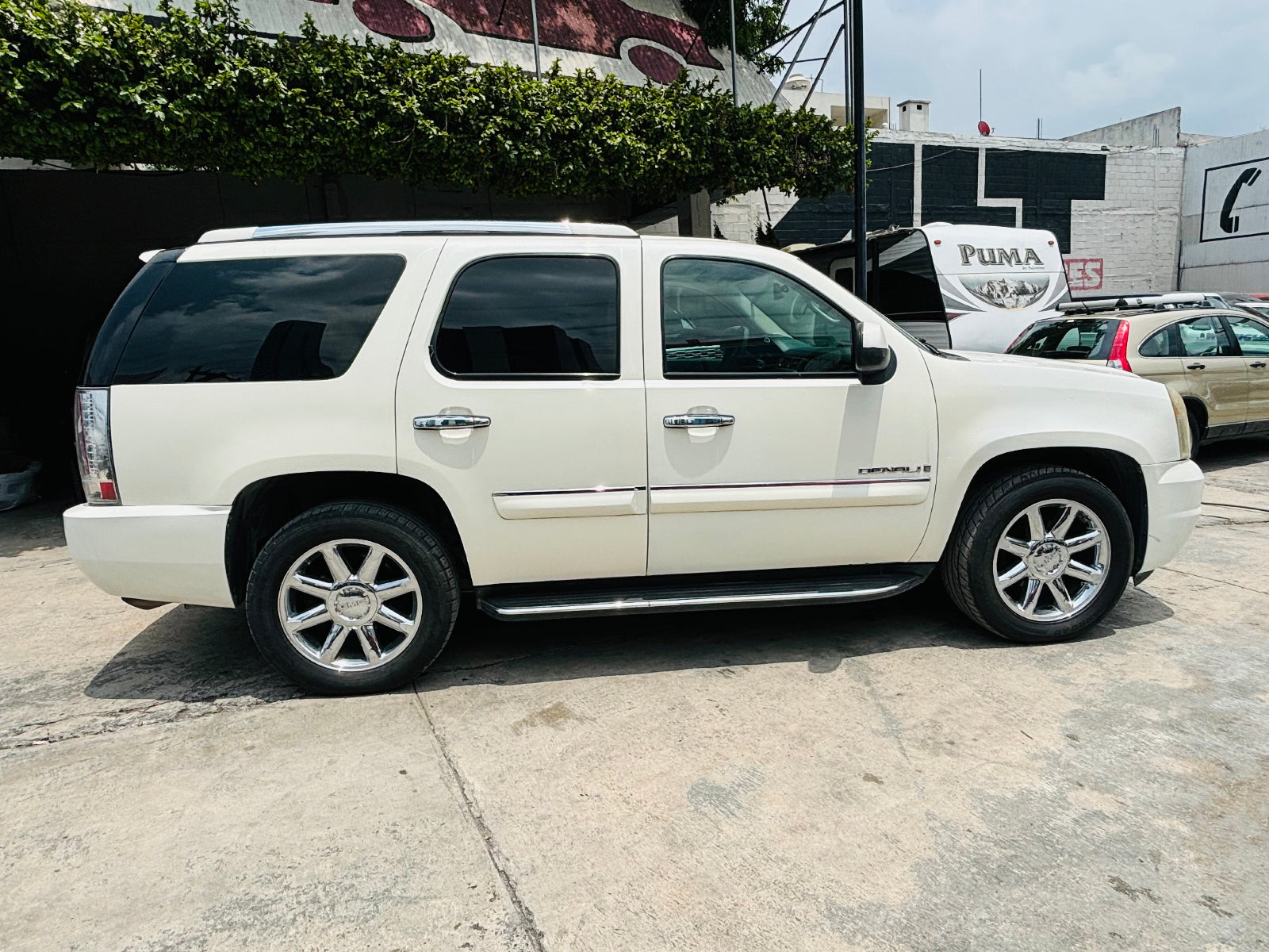 Vista lateral GMC Yukon Denali 2007