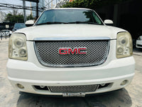 Parrilla frontal GMC Yukon Denali 2007 con emblema