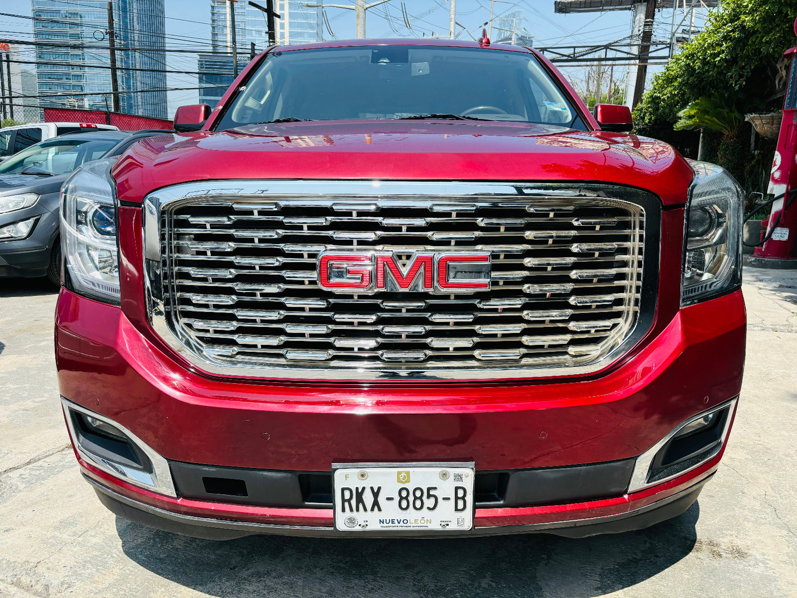 Parrilla frontal GMC Yukon SLT 2017 con emblema