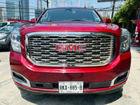 Parrilla frontal GMC Yukon SLT 2017 con emblema