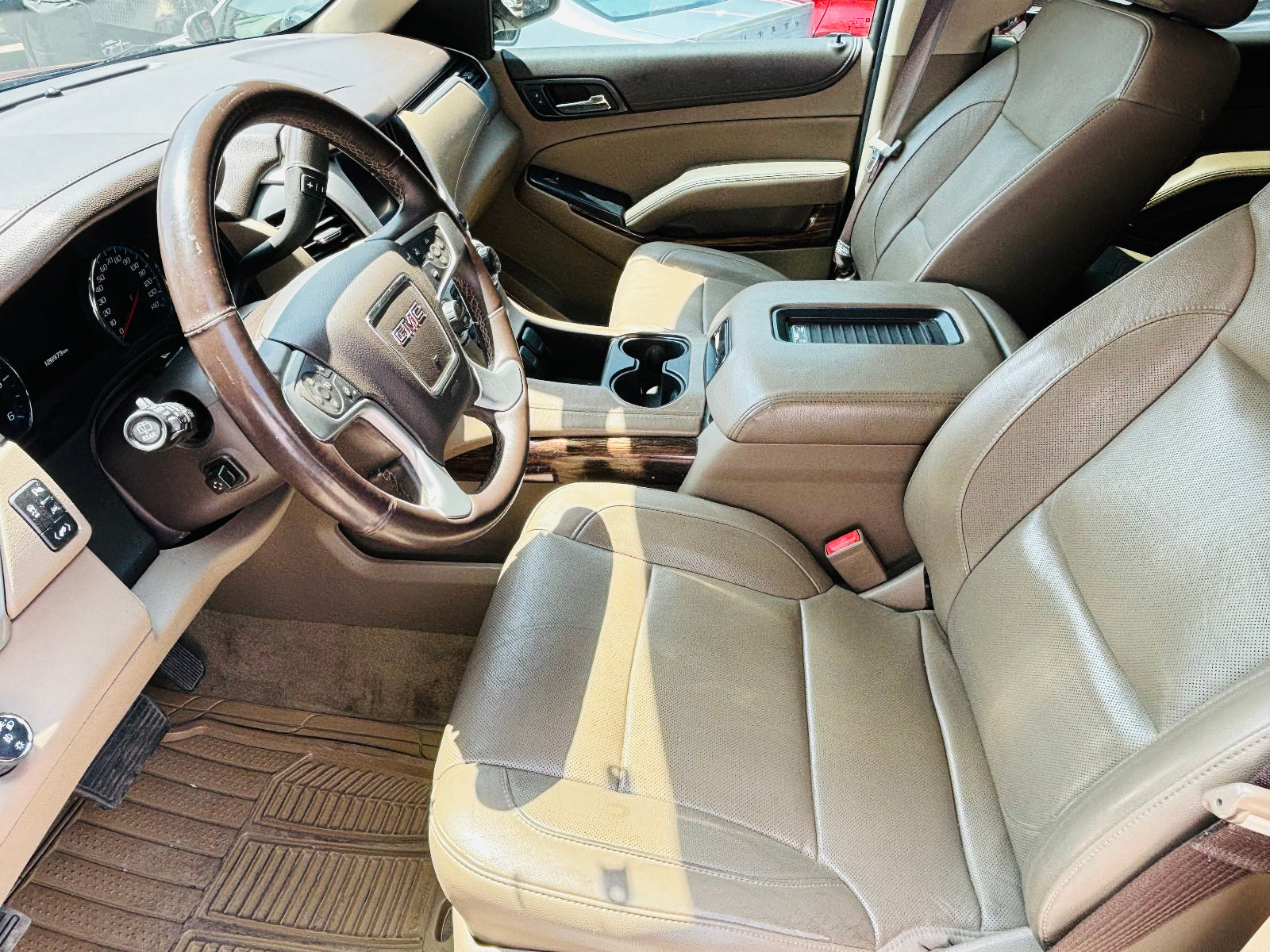 Volante multifuncional y asientos delanteros GMC Yukon SLT 2017