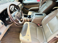 Volante multifuncional y asientos delanteros GMC Yukon SLT 2017