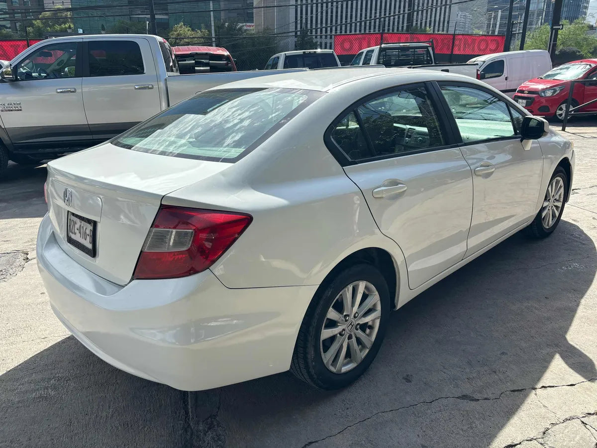 Parte lateral trasera sedán Honda Civic 2012