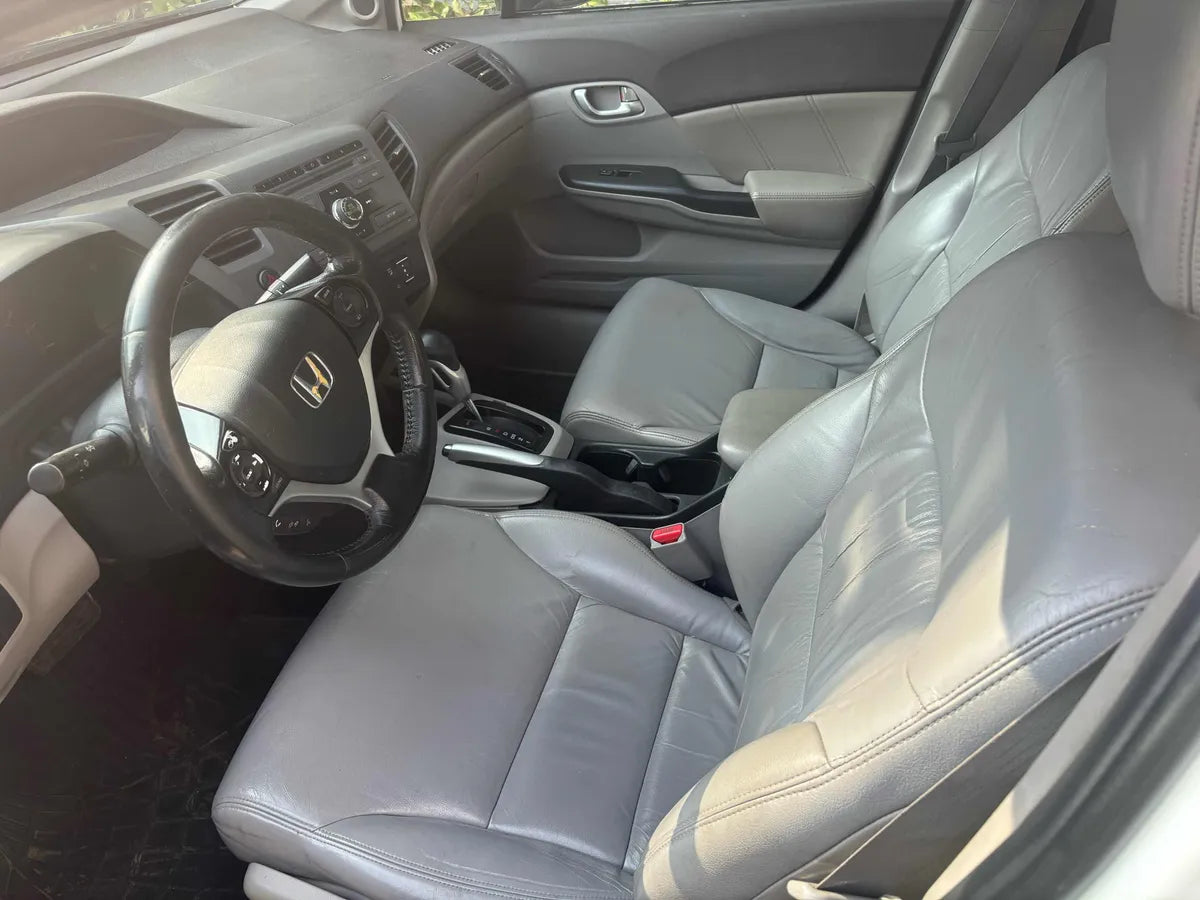 Volante y asientos delanteros en piel, diseño cómodo y funcional