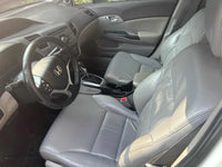 Volante y asientos delanteros en piel, diseño cómodo y funcional