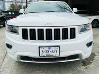Detalle de parrilla frontal Jeep Cherokee