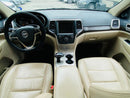 Interior con asientos en piel y consola Jeep Cherokee 2014