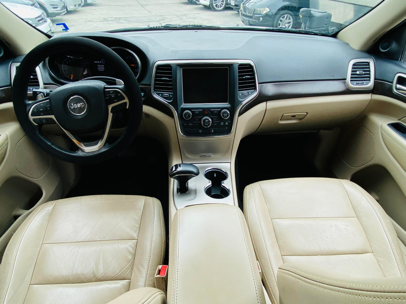 Interior con asientos en piel y consola Jeep Cherokee 2014