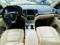 Interior con asientos en piel y consola Jeep Cherokee 2014