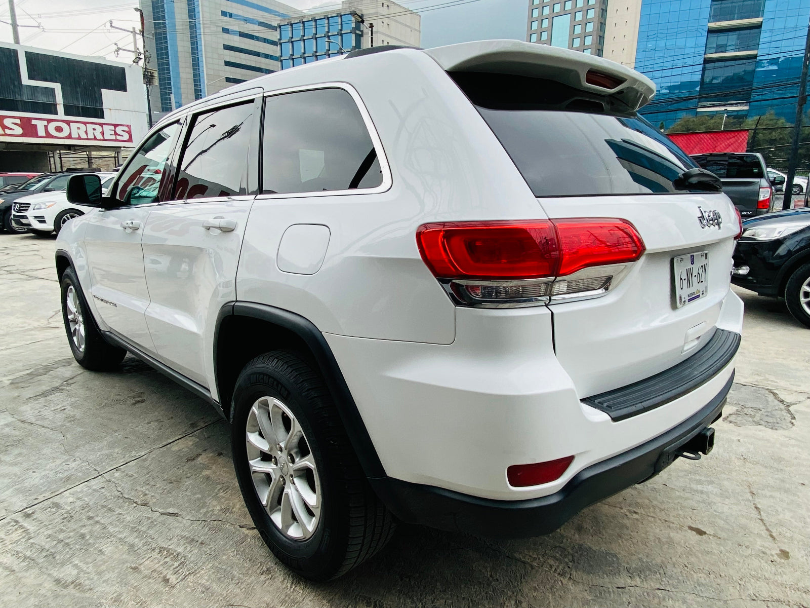 Vista lateral Jeep Cherokee Laredo 2014 en Monterrey