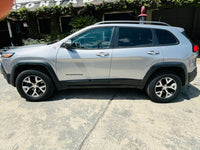 Vista lateral SUV Jeep Cherokee Trailhawk 2017