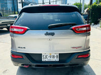 Parte trasera SUV Jeep Cherokee Trailhawk