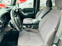 Volante y asientos delanteros en piel, diseño cómodo y funcional