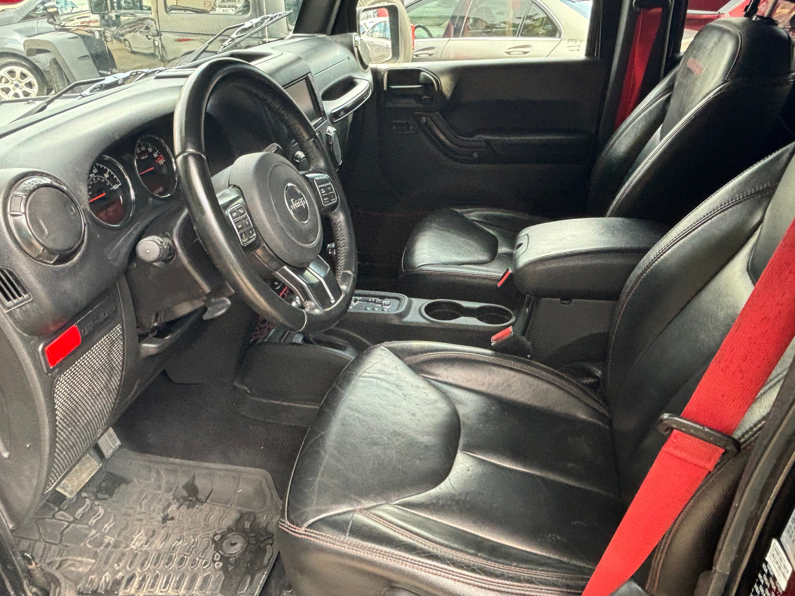 Volante y asientos delanteros en piel, diseño cómodo y funcional