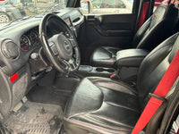 Volante y asientos delanteros en piel, diseño cómodo y funcional