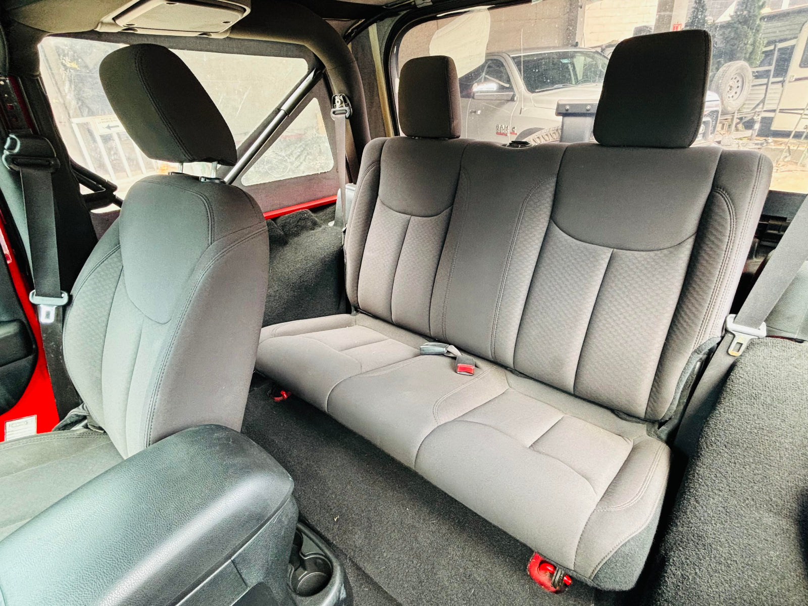 Asientos delanteros y traseros Jeep Wrangler Sport 2017