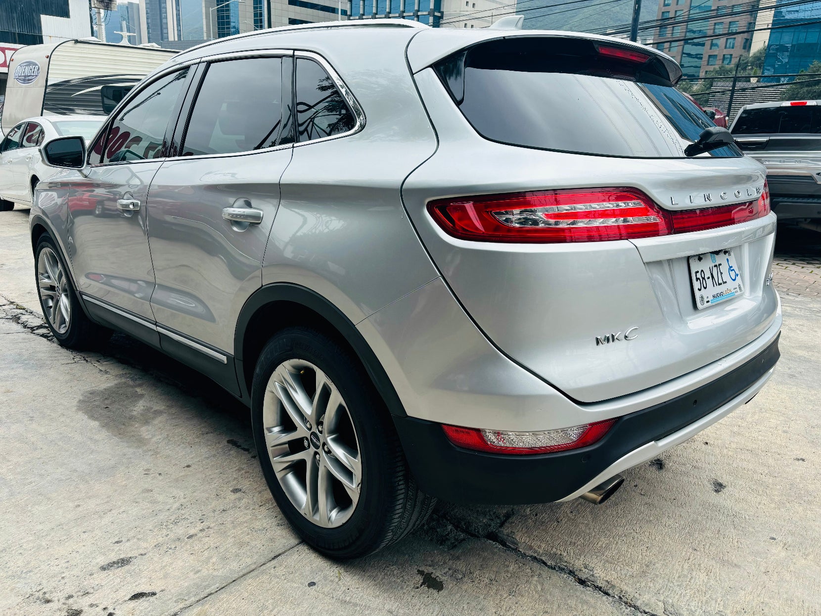 Parte lateeral izquierda trasera SUV Lincoln MKX Reserve 2015