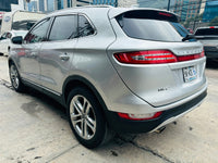 Parte lateeral izquierda trasera SUV Lincoln MKX Reserve 2015