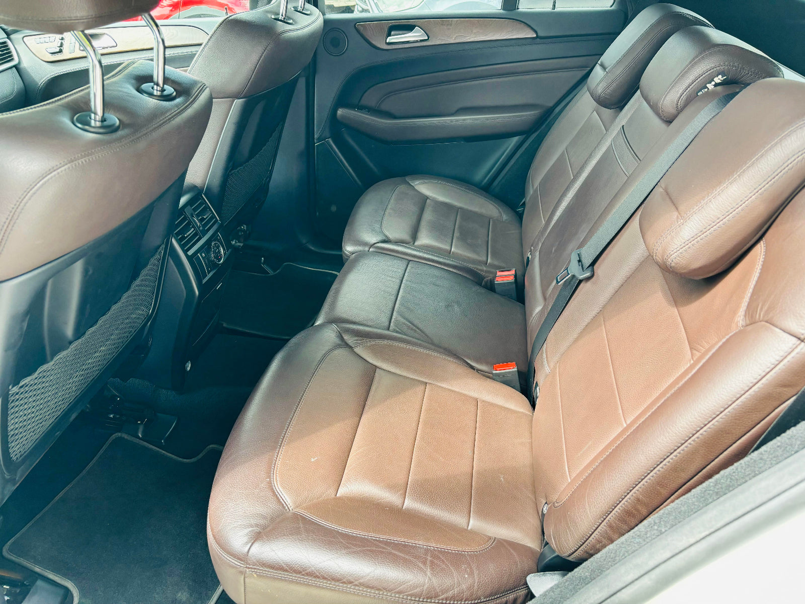 Asientos traseros espaciosos en piel Mercedes-Benz