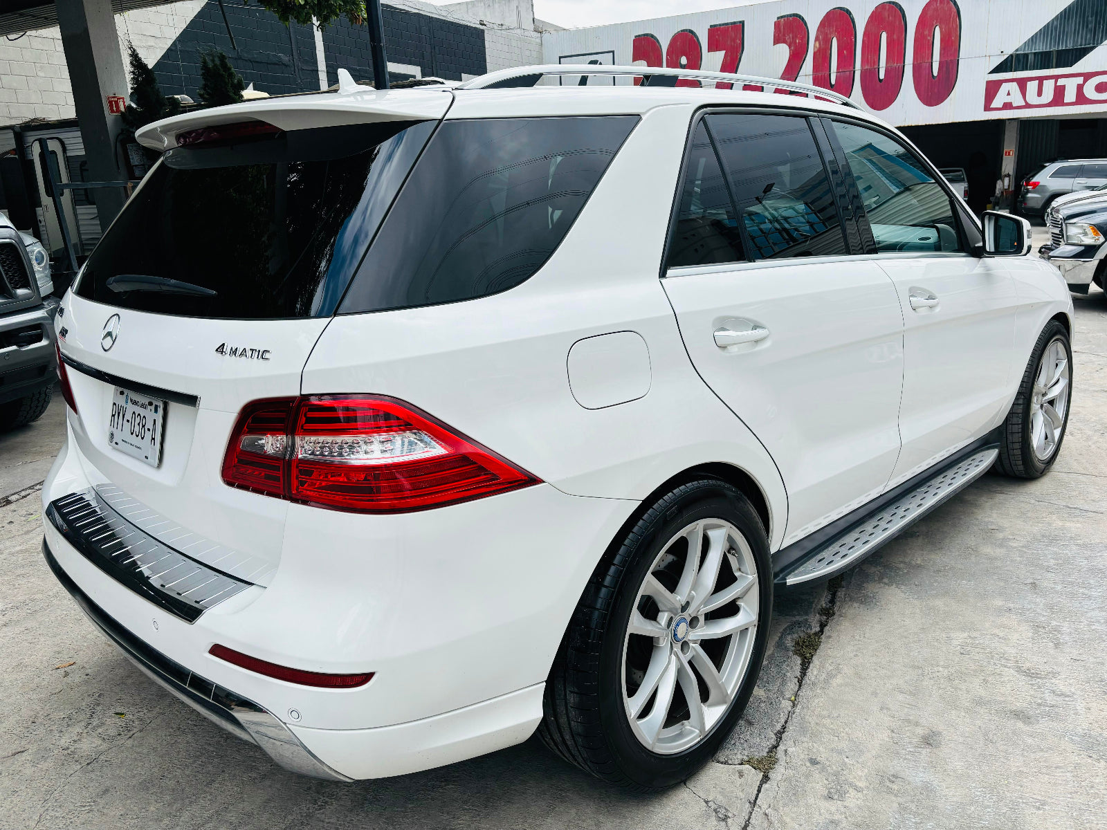 Vista lateral elegante SUV Mercedes-Benz ML 500 2014