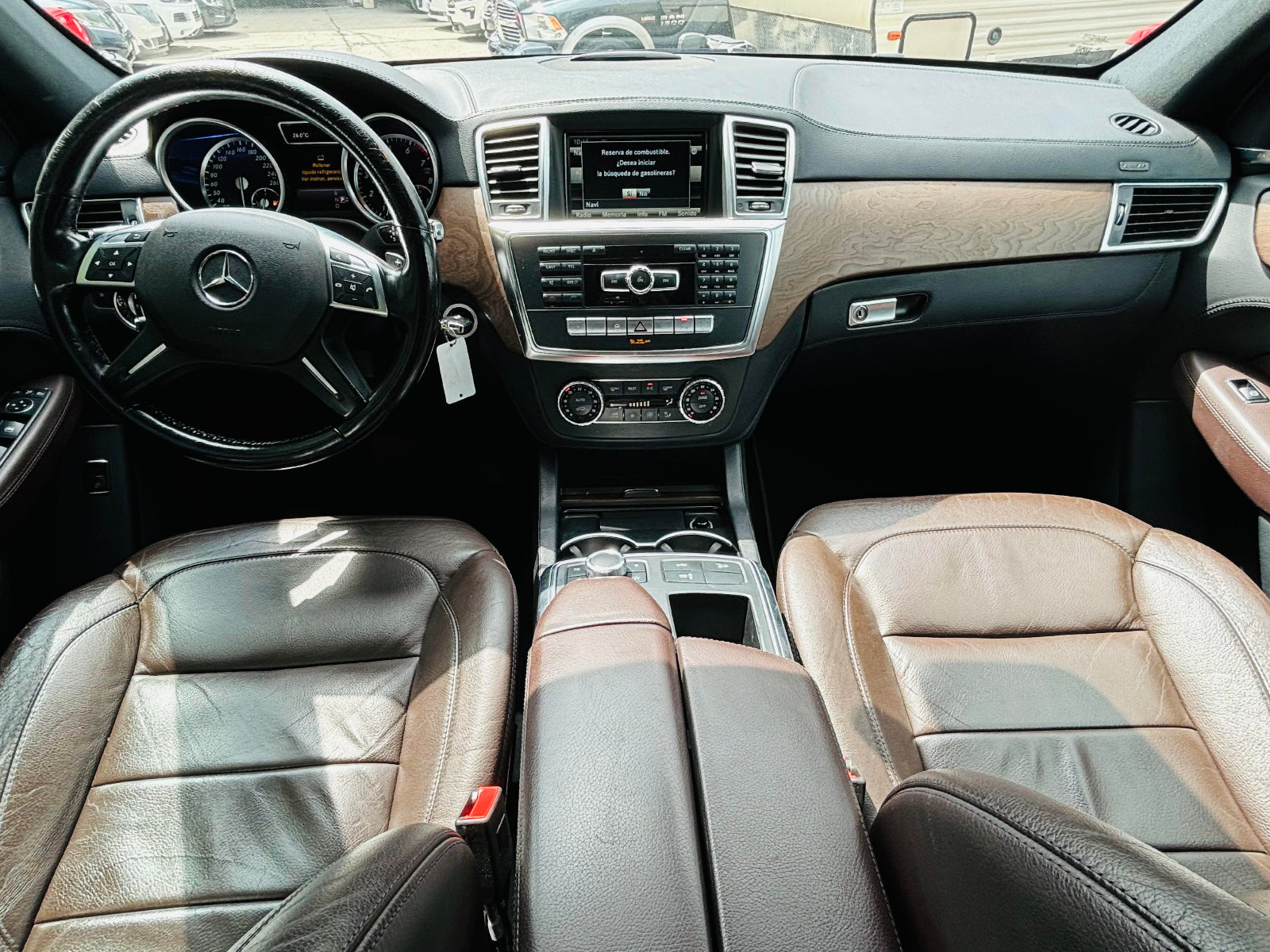 Tablero de lujo con controles digitales y volante multifuncional en ML 500