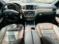 Tablero de lujo con controles digitales y volante multifuncional en ML 500