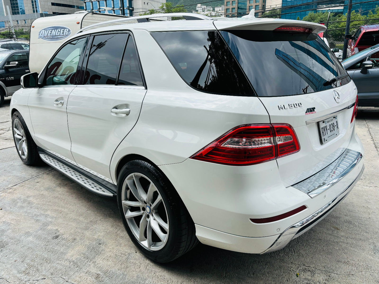 Vista trasera de lado izquierdo 