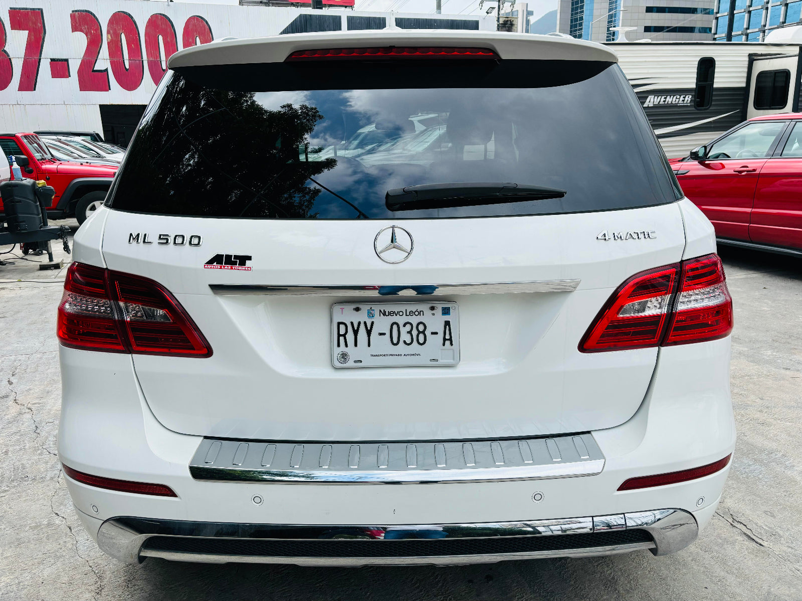 Vista trasera SUV Mercedes ML 500