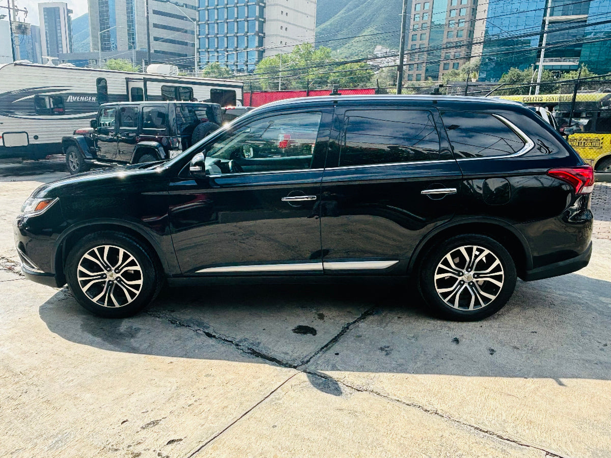 SUV Mitsubishi Outlander 2016 lateral izquierda con rines de aluminio