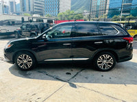 SUV Mitsubishi Outlander 2016 lateral izquierda con rines de aluminio