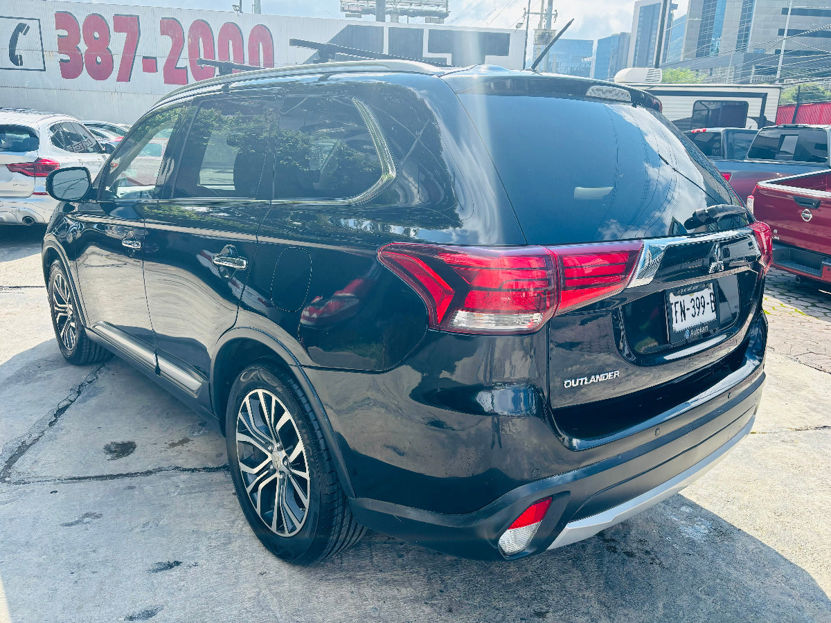 Vista trasera izquierda de la Mitsubishi Outlander 2016