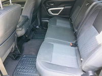 Segunda fila de asientos Nissan Titan 2017 con amplio espacio