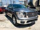Pickup Nissan Titan 2017 vista frontal lateral con rines de aluminio