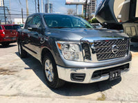 Pickup Nissan Titan 2017 vista frontal lateral con rines de aluminio