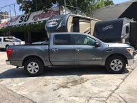 Pickup Nissan Titan 2017 vista lateral con rines de aluminio