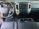 Consola central Nissan Titan 2017 con controles accesibles